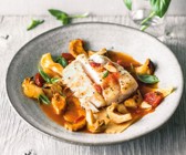 Glasierter Kabeljau auf Artischocken-Pasta-Ragout