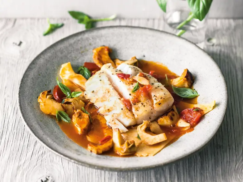Glasierter Kabeljau auf Artischocken-Pasta-Ragout