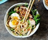 Ramen mit Huhn und Ei