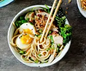 Ramen mit Huhn und Ei