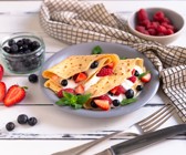 Protein Pfannkuchen mit Beeren-Quark-Füllung