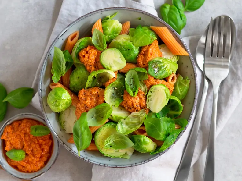 Linsennudeln mit Pesto und Rosenkohl