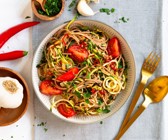 Knoblauch-Spaghetti mit Zucchini und Tomaten