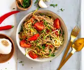 Knoblauch-Spaghetti mit Zucchini und Tomaten