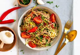 Knoblauch-Spaghetti mit Zucchini und Tomaten