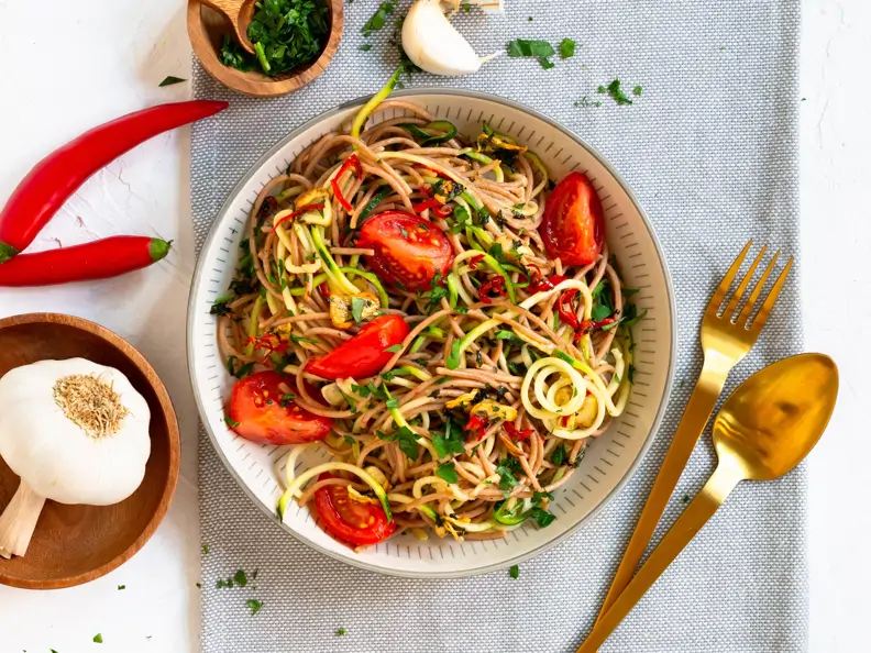 Knoblauch-Spaghetti mit Zucchini und Tomaten