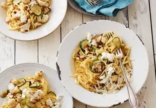 Pasta Carbonara mit geröstetem Blumenkohl und Burrata