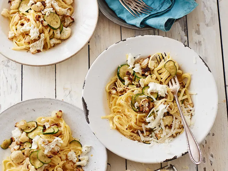Pasta Carbonara mit geröstetem Blumenkohl und Burrata