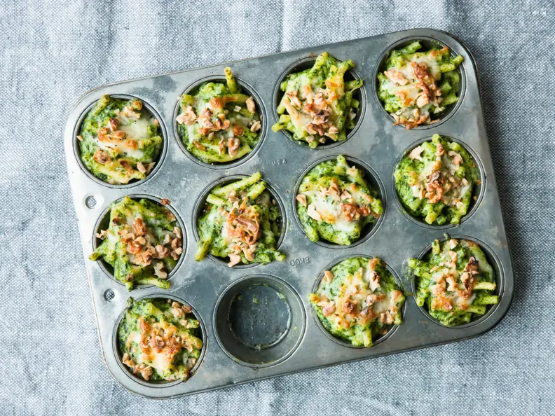 Grüne Mac-and-Cheese-Gratins