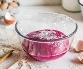 Rote-Bete-Pasta-Teig in Schüssel