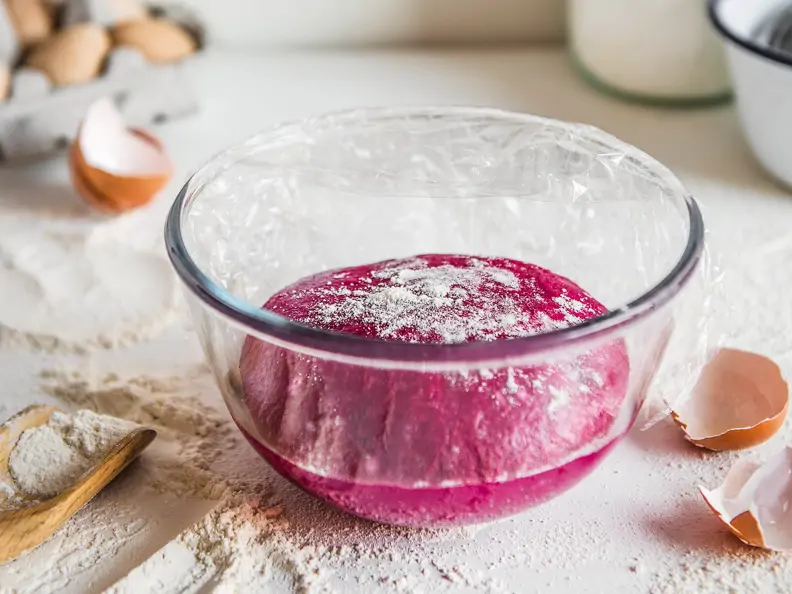 Rote-Bete-Pasta-Teig in Schüssel