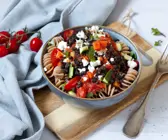 Spirelli mit Tomatensauce, Linsen und Feta