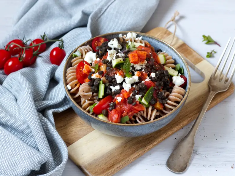 Spirelli mit Tomatensauce, Linsen und Feta