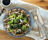 Pasta mit Brokkoli, Champignons und Feta