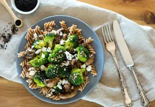 Pasta mit Brokkoli, Champignons und Feta