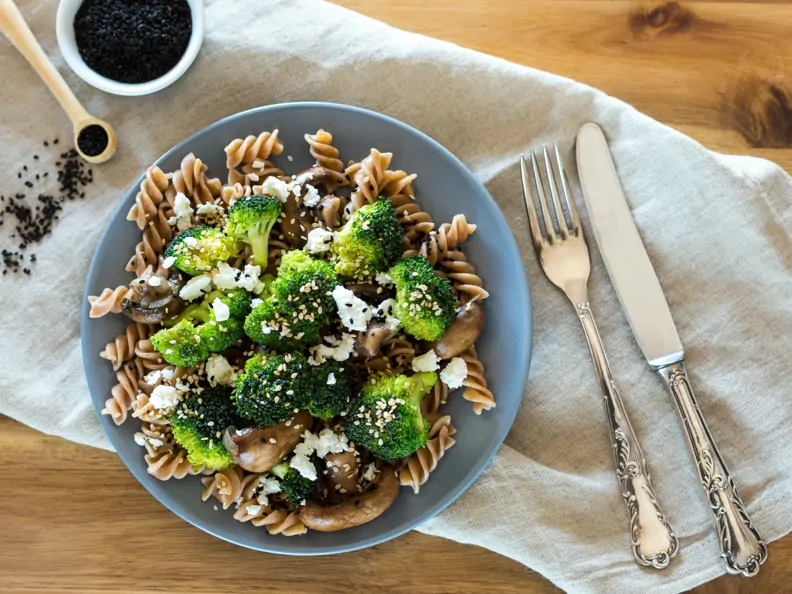 Pasta mit Brokkoli, Champignons und Feta