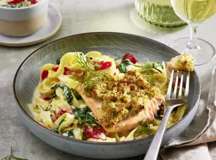 Wildlachs mit Kräuterkruste auf Tagliatelle und Spinatsoße