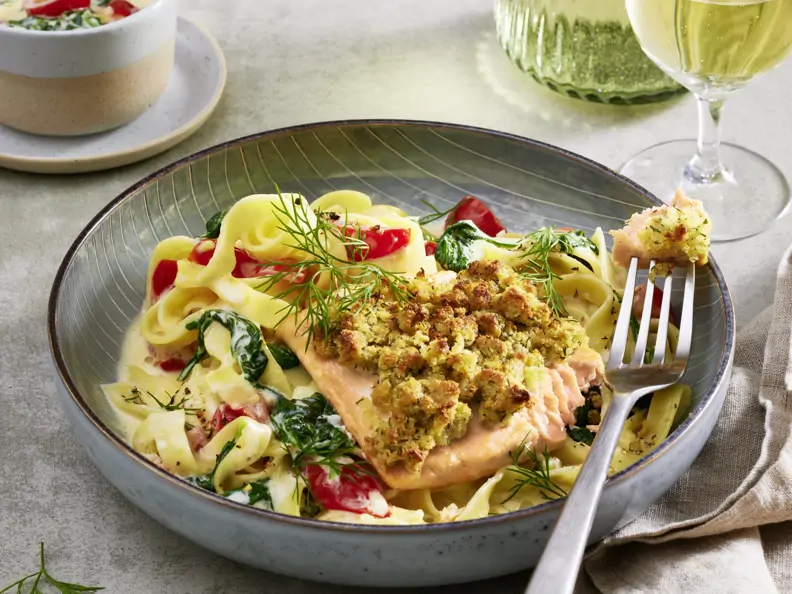 Wildlachs mit Kräuterkruste auf Tagliatelle und Spinatsoße