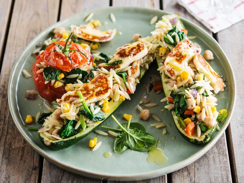 Gefüllte Zucchini und Tomaten