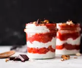 Chia-Pudding mit Joghurt und Erdbeerpüree