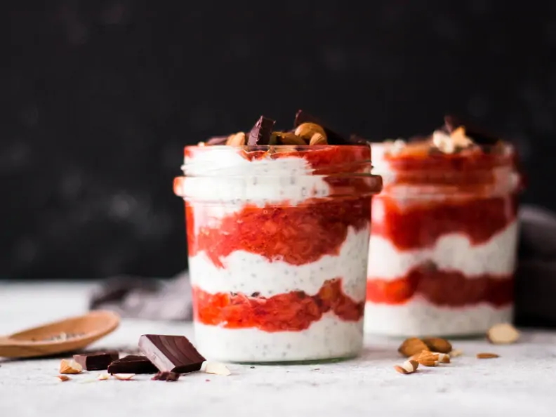 Chia-Pudding mit Joghurt und Erdbeerpüree