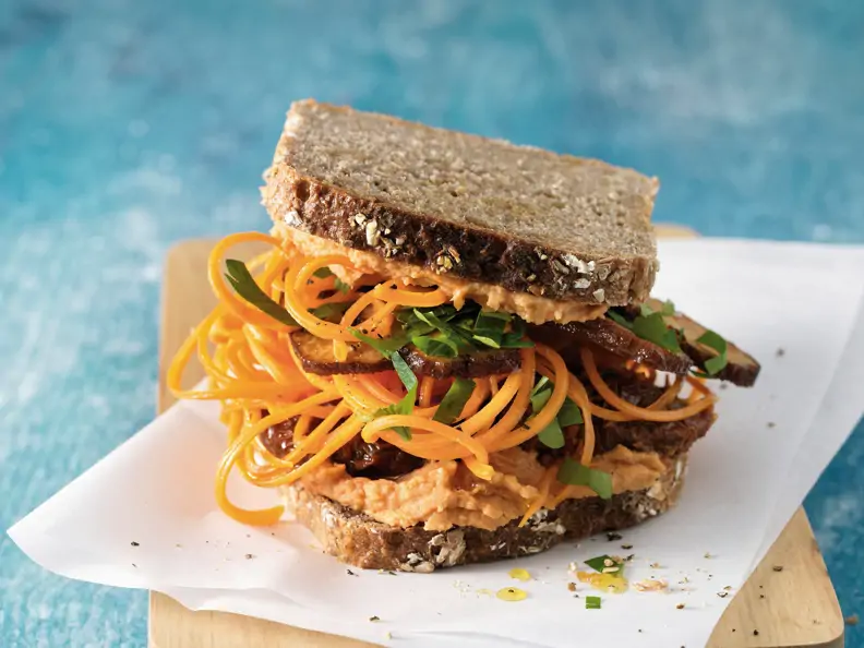Möhrennudel-Sandwich mit Tofu