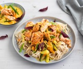 Pulled Lachs auf Asia-Nudeln mit Kokos-Gemüse-Sauce