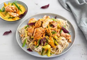 Pulled Lachs auf Asia-Nudeln mit Kokos-Gemüse-Sauce