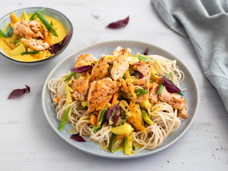 Pulled Lachs auf Asia-Nudeln mit Kokos-Gemüse-Sauce