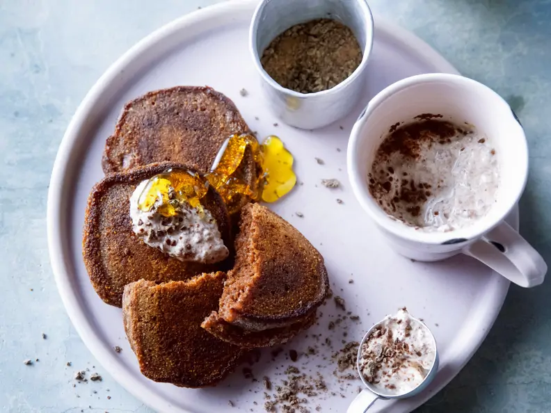 Kakao-Bananen-Pancakes mit Schoko-Joghurt