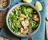 Zoodles mit Garnelen und Pesto