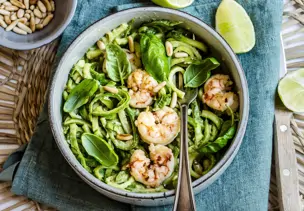 Zoodles mit Garnelen und Pesto