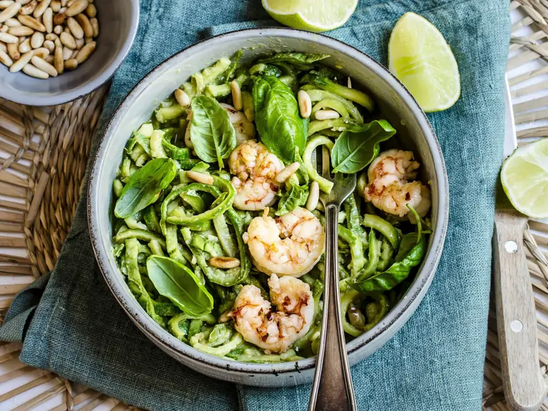 Zoodles mit Garnelen und Pesto