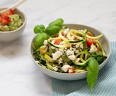 Zucchininudeln mit Avocado-Pesto