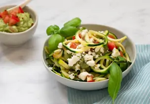 Zucchininudeln mit Avocado-Pesto