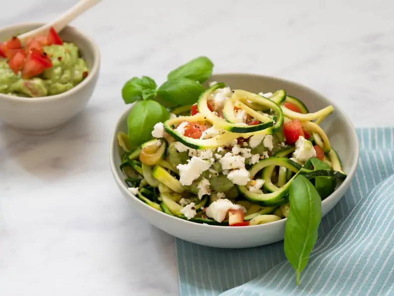 Zucchininudeln mit Avocado-Pesto