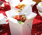 Nudeln mit Tomaten und Mozzarella