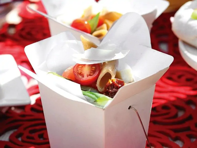 Nudeln mit Tomaten und Mozzarella