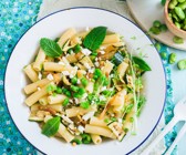 Penne mit Erbsen und Zucchini