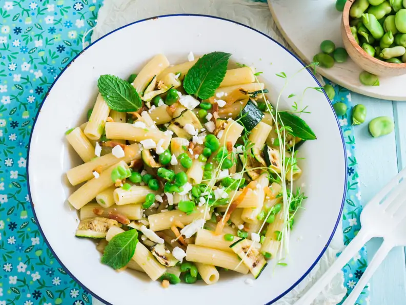 Penne mit Erbsen und Zucchini