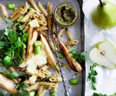 Pasta mit Mandel-Nuss-Pesto, Birnen und dicken Bohnen