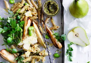 Pasta mit Mandel-Nuss-Pesto, Birnen und dicken Bohnen