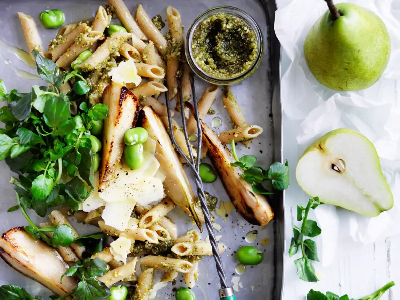 Pasta mit Mandel-Nuss-Pesto, Birnen und dicken Bohnen
