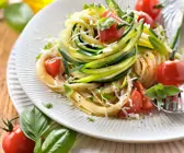 Pasta mit Zucchini und Tomaten