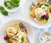 Linguine mit Spinat, Feta und Radieschen