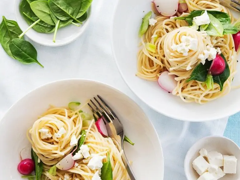 Linguine mit Spinat, Feta und Radieschen