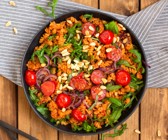 Vegane Linsen-Pasta mit Pesto rosso und Rucola