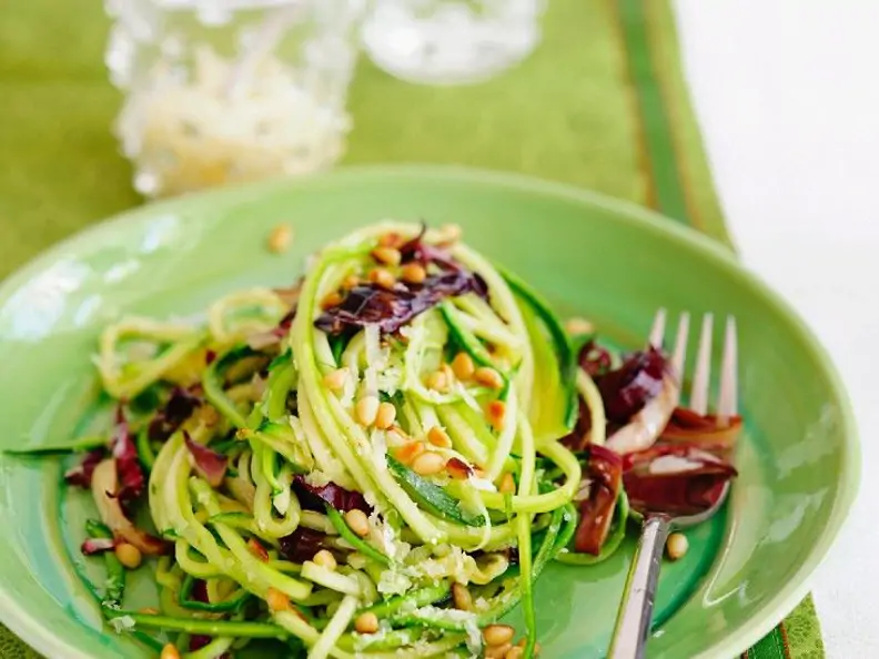 Zucchini-Nudeln mit Radicchio