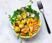 Noodle-Bowl mit Falafel