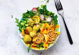 Noodle-Bowl mit Falafel